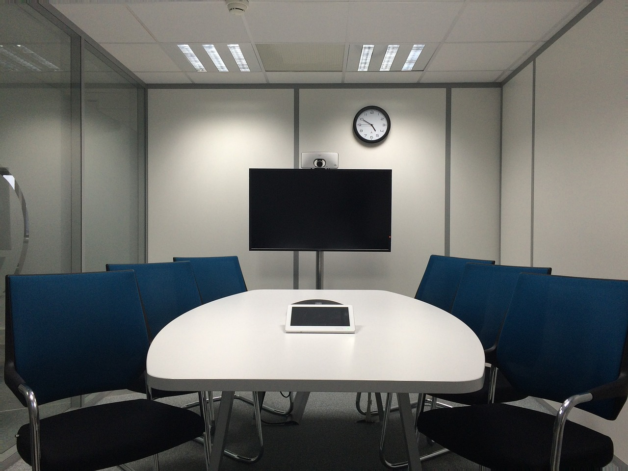Écrans salle de réunion : clarté et confort pour vos réunions
